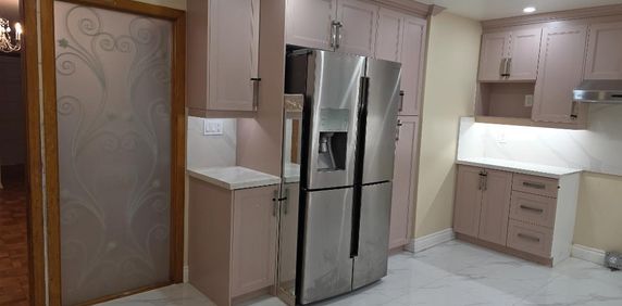 A spacious and sunny 5½ available now - Photo 2