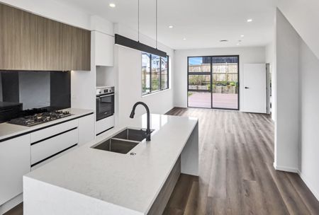 Hobsonville - 5 Bedroom Family Home with 3 Bathrooms - Photo 3