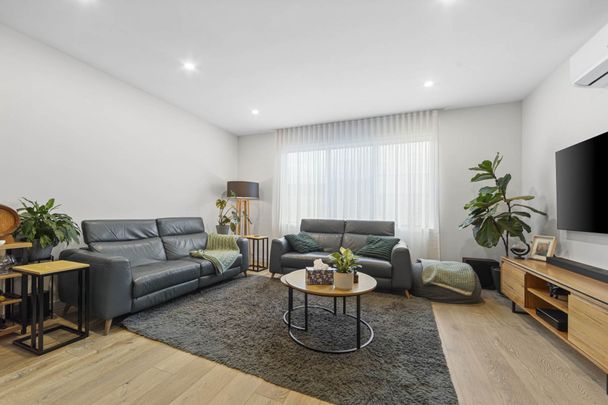 contemporary townhouse with a rooftop terrace - Photo 1