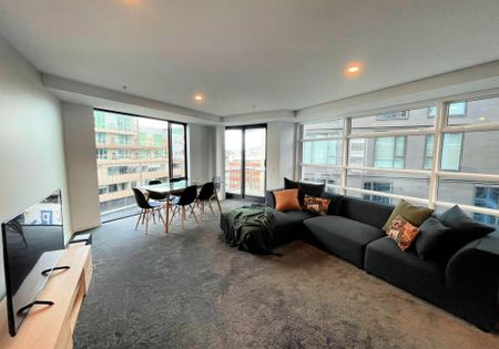 Large 2 bedroom apartment in the heart of the city - Photo 3