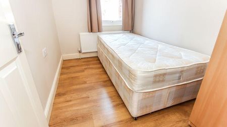 3 bedroom flat to rent - Photo 5