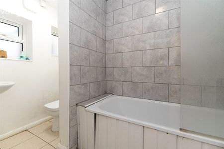 3 bedroom apartment to rent - Photo 3