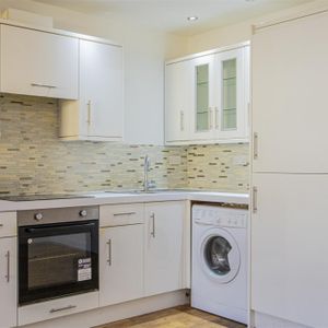 1 bed Apartment - Duplex To Let - Photo 2