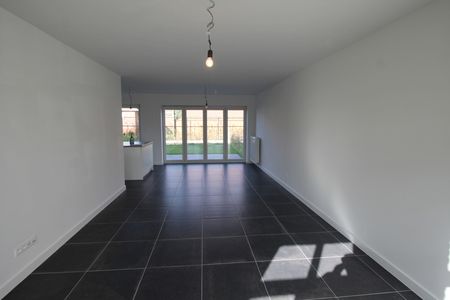 Energiezuinige nieuwbouwwoning met 3 slaapkamers, terras, 2 ondergrondse autostaanplaatsen en kelderberging. - Photo 2