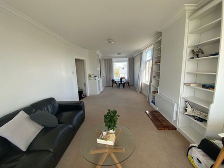 A lovely, large, light apartment - Photo 3