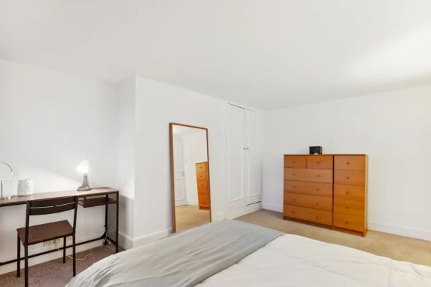 2 bedroom flat in London - Photo 1