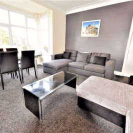 6 bedroom Flat in Estcourt Avenue, Leeds - Photo 1