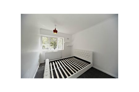 4 Bed Terraced House, Sandmere Road, SW4 - Photo 3