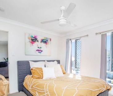 Stunning 4-Bedroom Home with Huge Backyard & Outdoor Entertaining - Photo 5