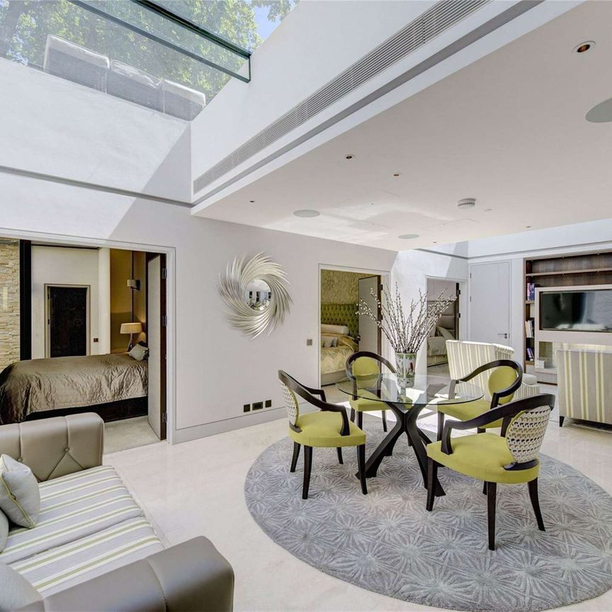 A beautiful apartment located on Princes Gate with a private Terrace leading out onto Princes Gardens. The property offers an abundance of space arranged over four floors. - Photo 1