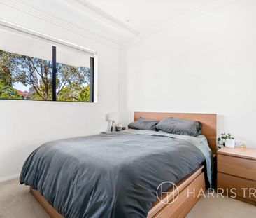Sleek Two Bedroom Residence With A Private Courtyard - Photo 6