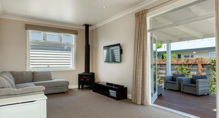 Stunning Renovated Three bedroom Villa - Photo 4