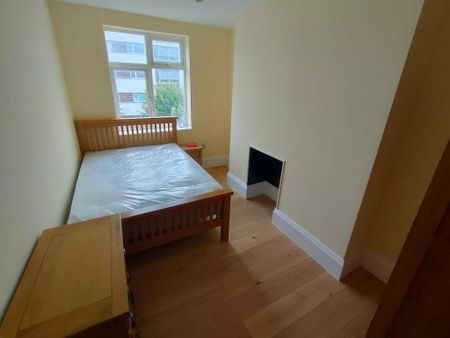 4 bedroom flat to rent - Photo 4
