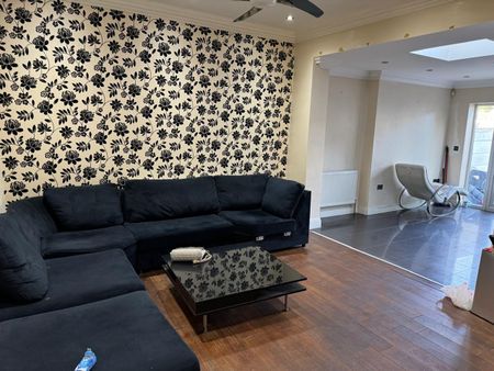 4 Bed Terraced House, Bengal Road, IG1 - Photo 4