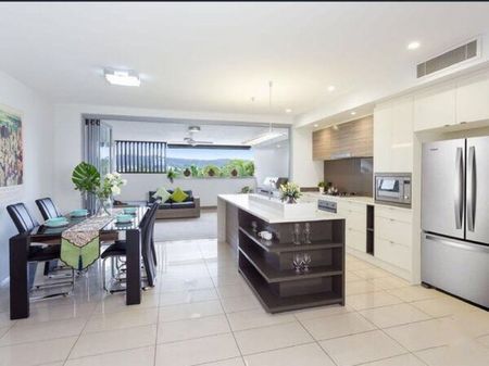 ONE WEEK FREE RENT! Fully Furnished nearly new townhouse ready to move in!!! Close to UQ!!! - Photo 4