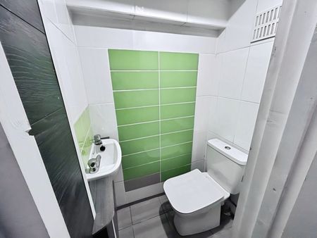 2 bedroom Flat To Let - Photo 5