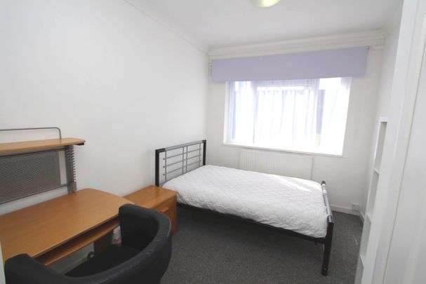 STUDENT Five Bedroom Maisonette – Surbiton (Tolworth Broadway, KT6) - Photo 1