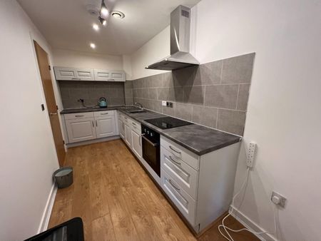 2 bedroom Flat To Let - Photo 4