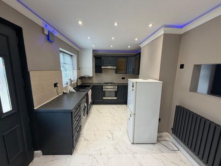 3 bedroom terraced house to rent - Photo 2