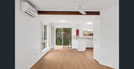 Lovely spacious townhouse with pool in complex! - Photo 3