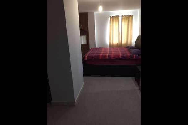 3 Bed Flat, Ealing Road, TW8 - Photo 1