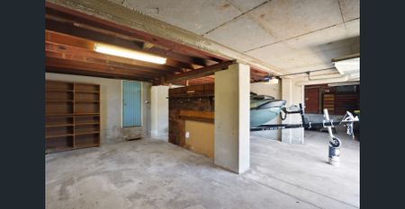 Well-presented 4-Bedroom Home with Triple Garage - Photo 5