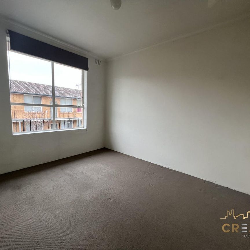 CHARMING ONE BEDROOM APARTMENT IN PRIME LOCATION - Photo 1