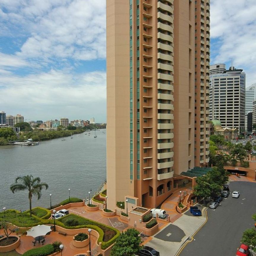 CITY APARTMENT WITH STORY BRIDGE VIEWS - LEVEL 19 - Photo 1