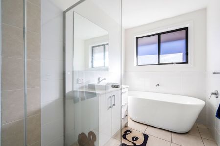 Modern Double-Storey Family Home for Rent in the Gables !! - Photo 4