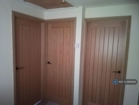 3 bedroom semi-detached house to rent - Photo 2