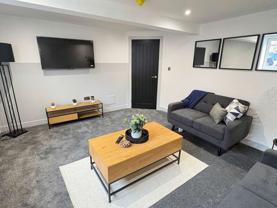 BRAND NEW 6-BEDROOM PROFESSIONAL HMO – HUNSLET RM 2 - Spacious En-Suite Double - Photo 1