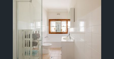 Freestanding house & pool close to Russell Park/waterfront - Photo 2