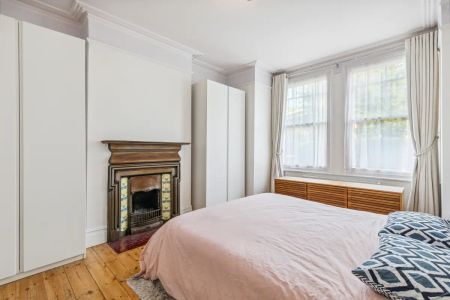 2 bedroom maisonette in Battersea - Photo 5