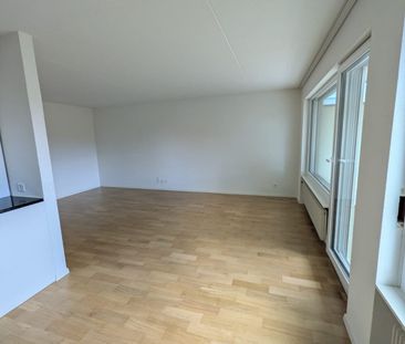 Ruhige 3.5-Zimmer-Wohnung mit Balkon in Studen - Foto 1