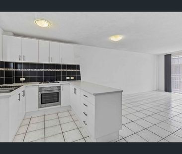 One Bedroom Unit - Just 80m to the Beach! - Photo 5