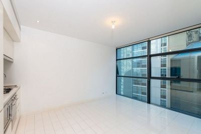 1BEDROOM - Beautifully appointed and generously proportioned - Photo 3