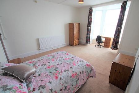 3 bedroom flat to rent - Photo 4