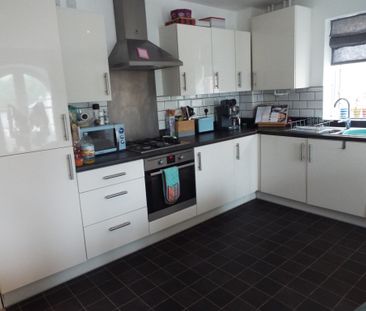 Beautiful Canal Side Two Bed Top Floor Flat to Let in Stroud - Photo 5