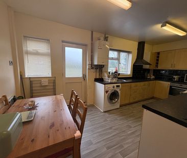 3 Bed Semi-Detached House, Roker Close, NG8 - Photo 4