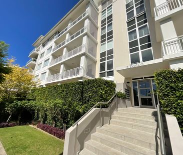 Immaculate Apartment with Extensive Wraparound Terrace - Photo 6