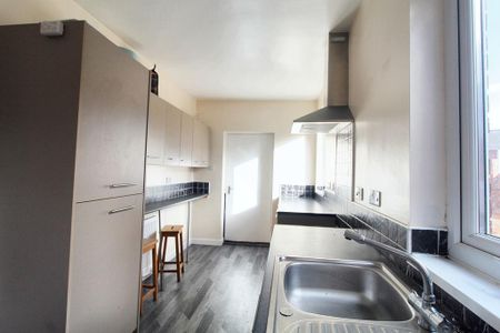 3 bedroom flat to rent - Photo 3