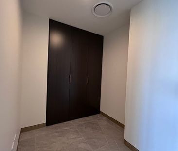 Two Bedroom with Magnificent Harbour bridge & City Views - Photo 6