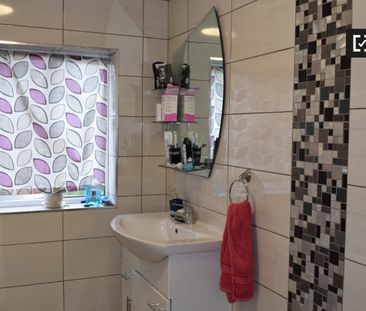 Bright room to rent in 2-bedroom flat in Crumlin, Dublin - Photo 6