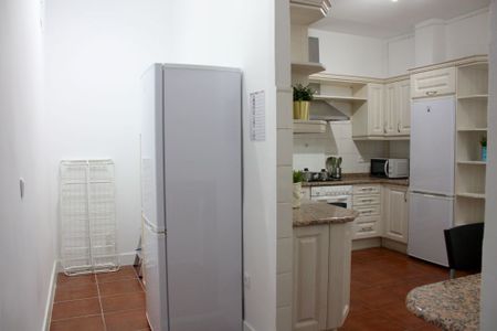 Bright room in Calle Valenzuela - Photo 5