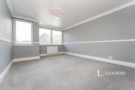 4 bedroom semi-detached to rent East Approach Drive, Cheltenham, GL52 - Photo 2