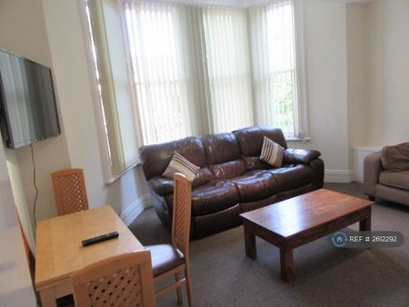 2 bedroom flat to rent - Photo 4