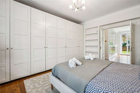 A spacious and modern three bedroom lateral apartment with a roof terrace and off street parking moments from Queensway and Hyde Park - Photo 3