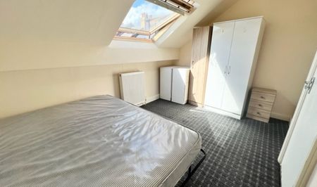 Spacious 4-Bedroom House in Prime Location for Students or Sharers - Photo 4