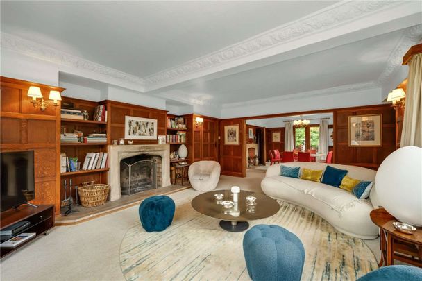 A well presented 5 bedroom family home located in a sought after private estate, within a mile to Walton-on-Thames and Weybridge town centres and 0.5 miles to Walton-on-Thames train station. - Photo 1