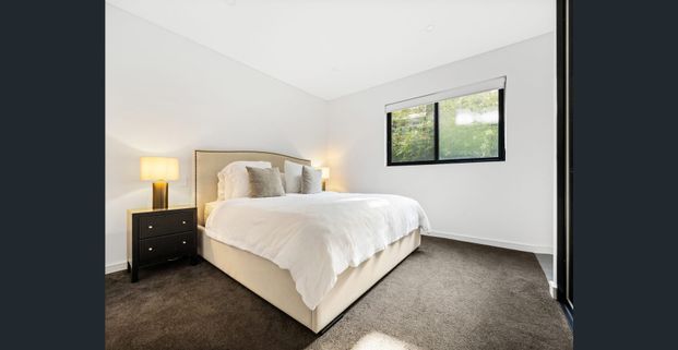 Oversized ground floor apartment with uninterrupted park views - Photo 1